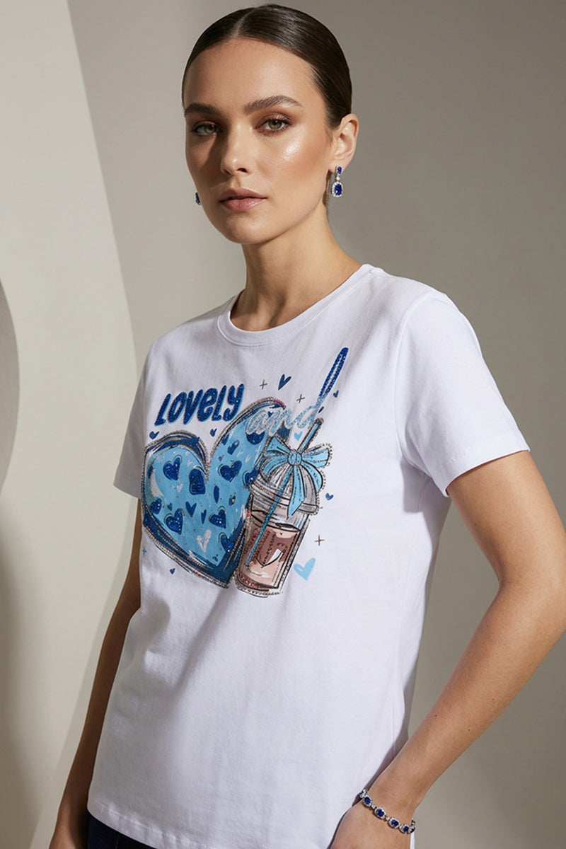 Γυναικείο λευκό t-shirt με τύπωμα καρδιάς και μπλε διακοσμητικές πέτρες, κοντό μανίκι και ίσια γραμμή.