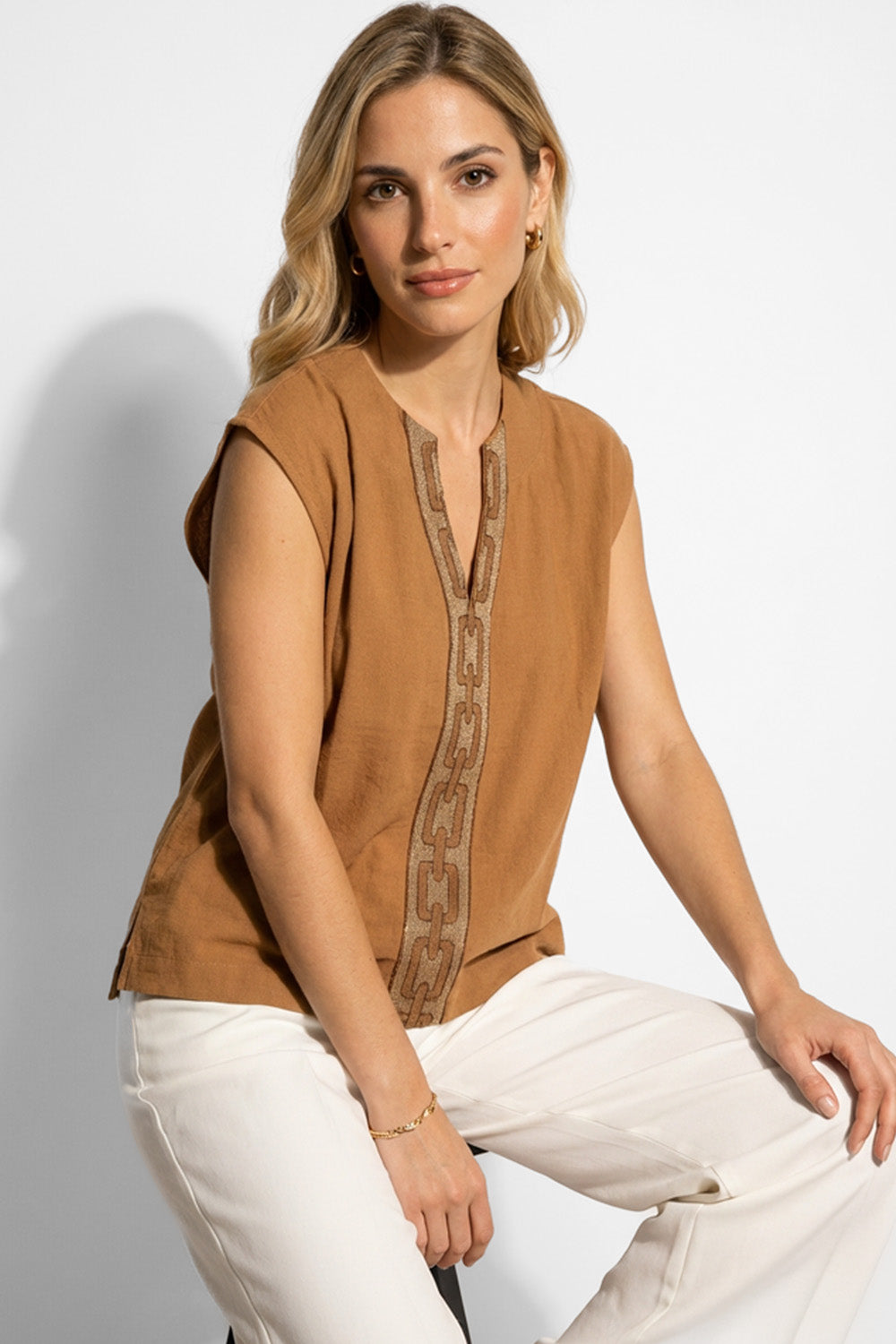 Μπλούζα σε Ταμπά Απόχρωση με Διακοσμητική Τρέσα, μοντέρνα σχέδια και V λαιμόκοψη.