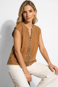 Μπλούζα σε Ταμπά Απόχρωση με Διακοσμητική Τρέσα, μοντέρνα σχέδια και V λαιμόκοψη.