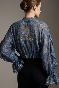 Μπλε δαντελένια ζακέτα iRous με βολάν και χρυσοκεντημένη πλάτη, φωτογράφιση στούντιο.