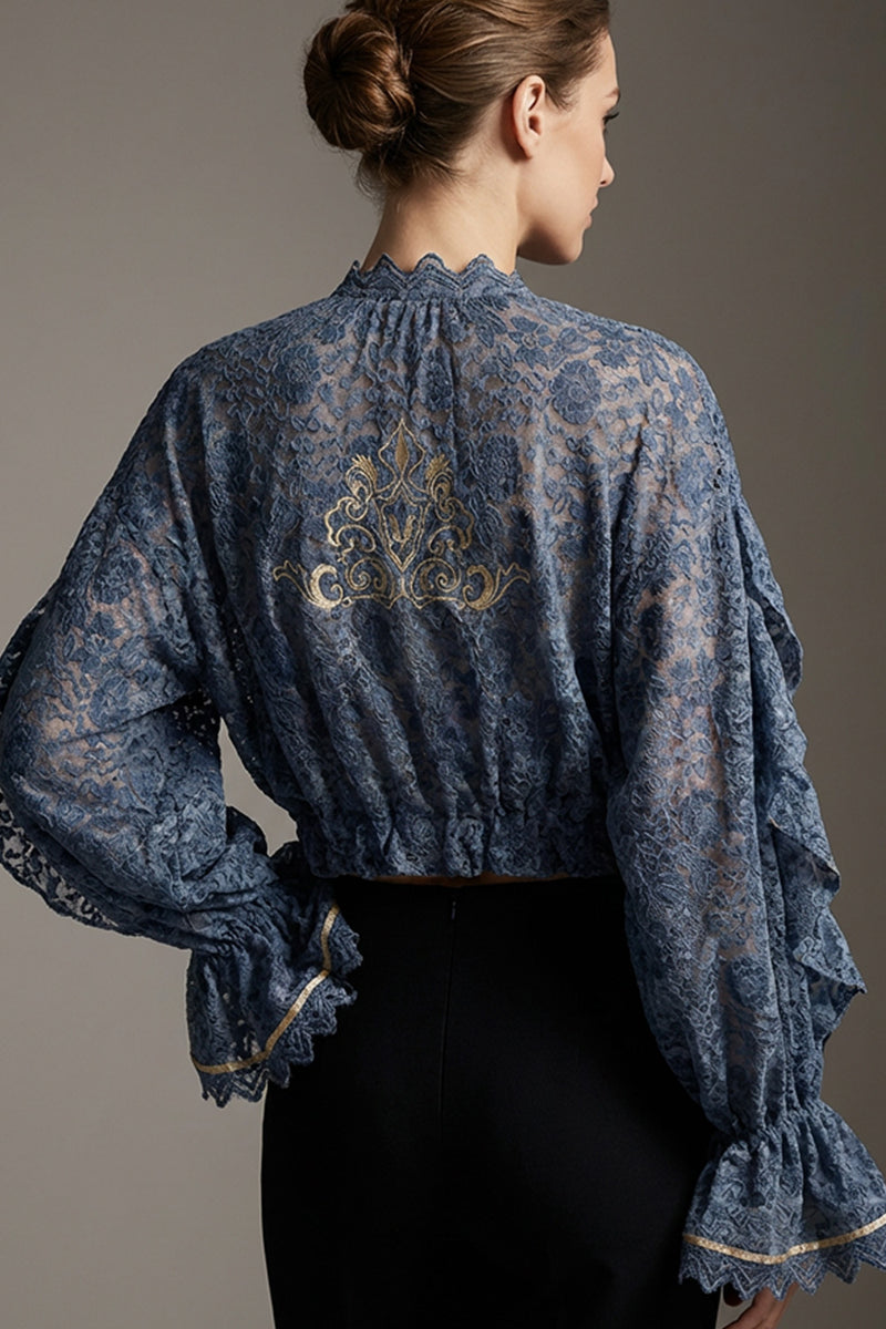 Μπλε δαντελένιο τοπ iRous με βολάν, μακριά μανίκια και χρυσοκέντητο σχέδιο στην πλάτη, φωτογράφιση στούντιο.