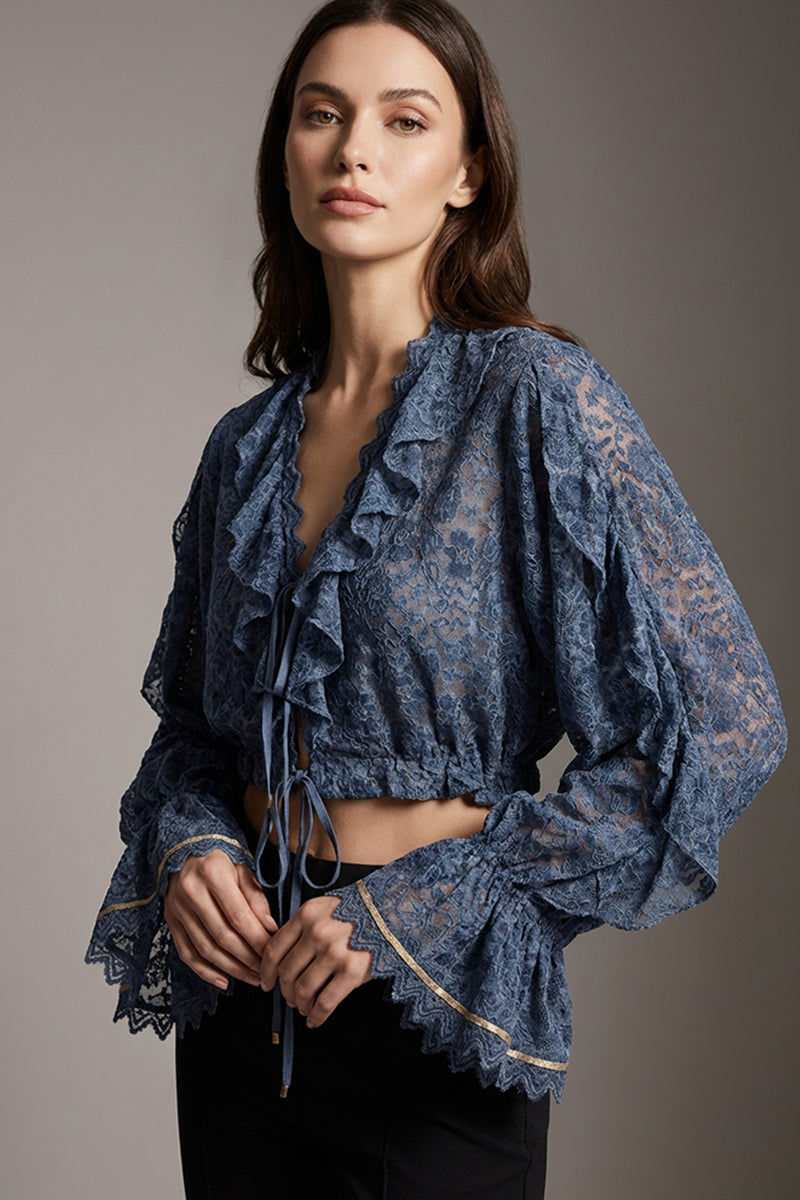 Μπλε δαντελένιο τοπ iRous με βολάν, μακριά μανίκια και χρυσοκέντητο σχέδιο στην πλάτη, φωτογράφιση στούντιο.