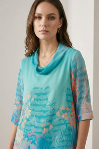 Τυρκουάζ μπλούζα με floral print, ντραπέ λαιμό και 3/4 μανίκια.