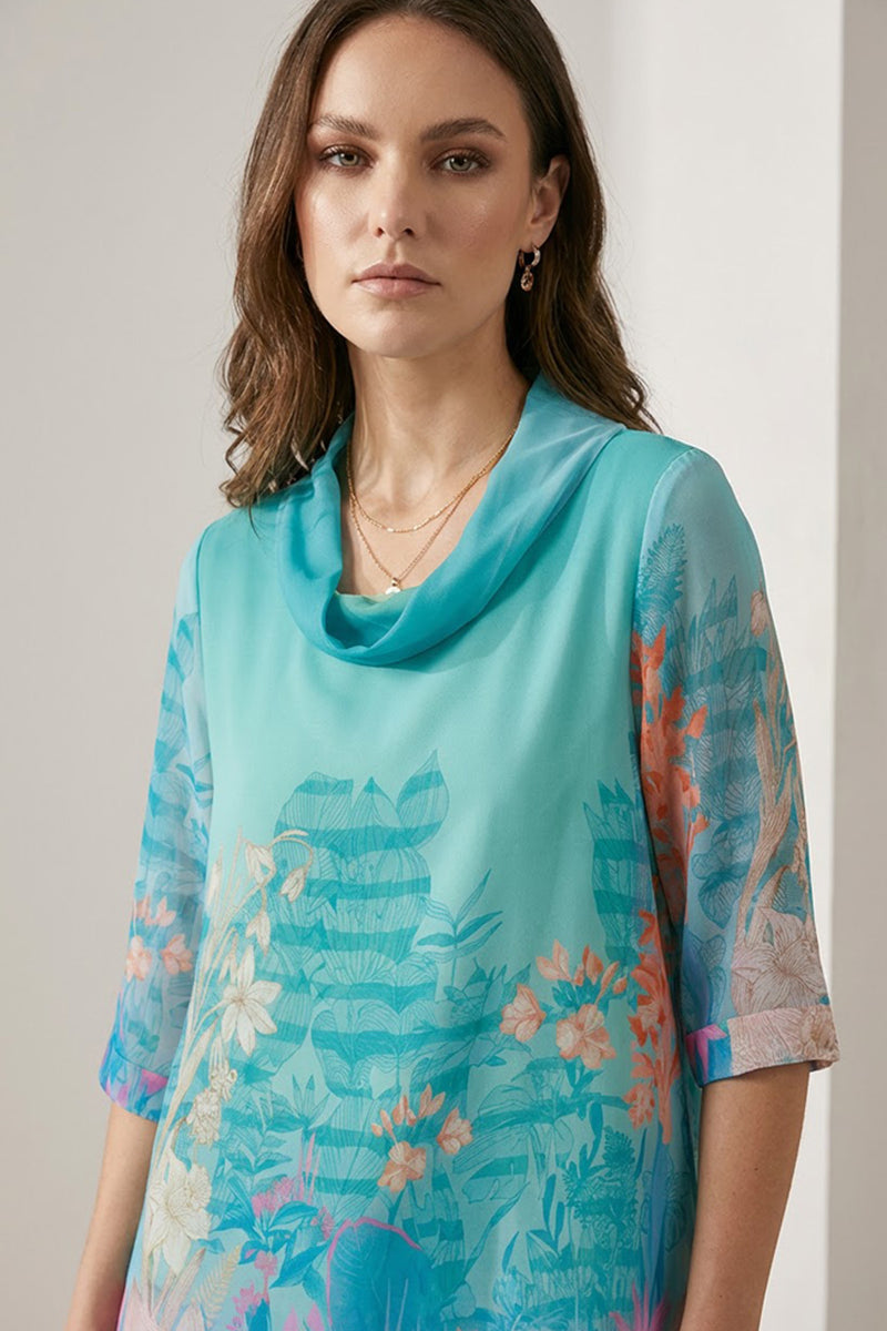 Τυρκουάζ μπλούζα με floral print, ντραπέ λαιμό και 3/4 μανίκια.