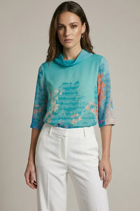 Τυρκουάζ μπλούζα με floral print, ντραπέ λαιμό και 3/4 μανίκια.
