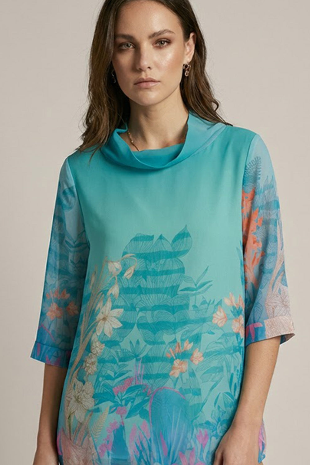 Τυρκουάζ μπλούζα με floral print, ντραπέ λαιμό και 3/4 μανίκια.