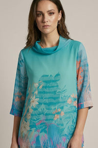 Τυρκουάζ μπλούζα με floral print, ντραπέ λαιμό και 3/4 μανίκια.