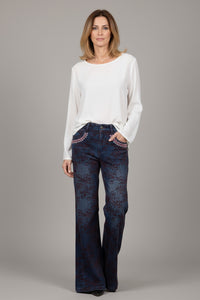 Τζιν καμπάνα μπλε με κεντημένο φλοράλ σχέδιο και strass στις τσέπες