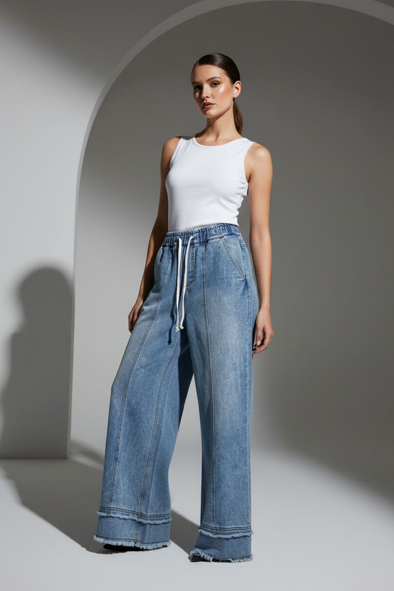 Γυναικεία τζιν παντελόνα σε ανοιχτό denim με λάστιχο και ξέφτια στο τελείωμα