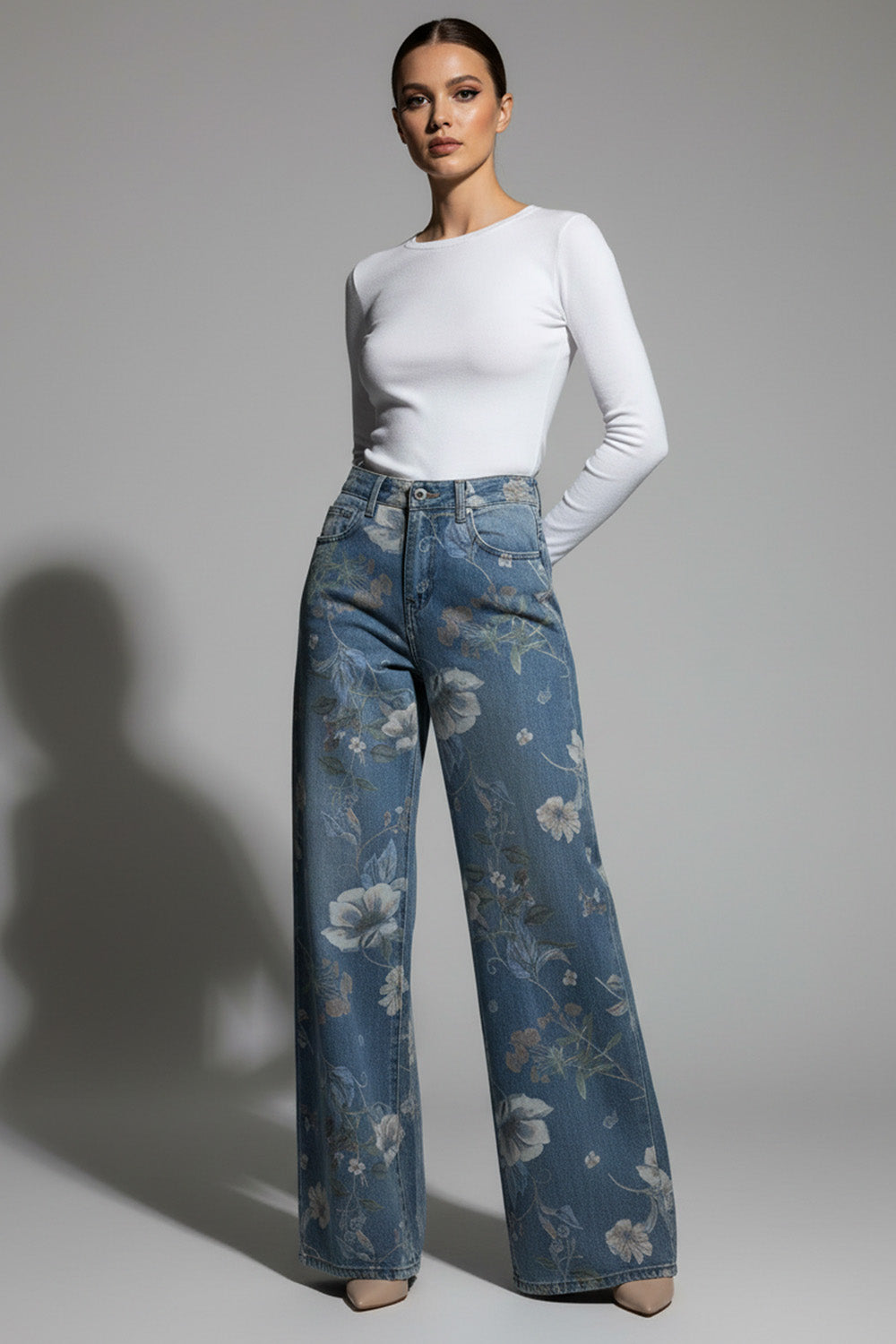 Γυναικεία τζιν παντελόνα με φλοράλ σχέδιο σε σκούρο denim και φαρδιά γραμμή