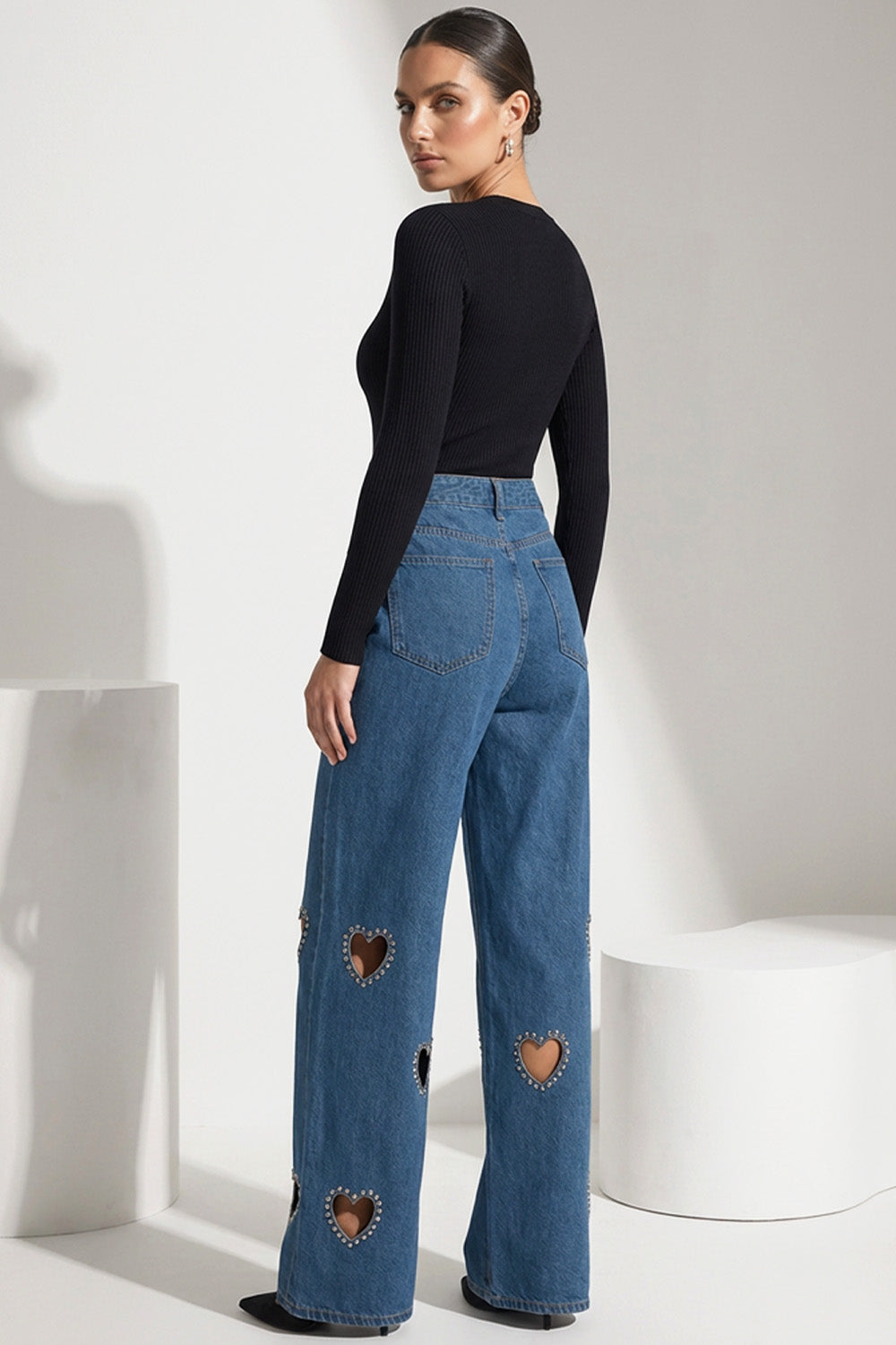 Μπλε γυναικείο τζιν παντελόνι με cut-out καρδιές και διακοσμητικά strass