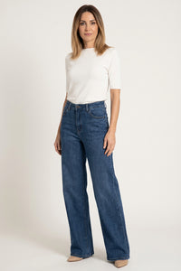 Γυναικείο μπλε τζιν παντελόνι σε ίσια γραμμή με κανονική μέση, φωτογραφημένο σε μοντέλο και σε λευκό φόντο.