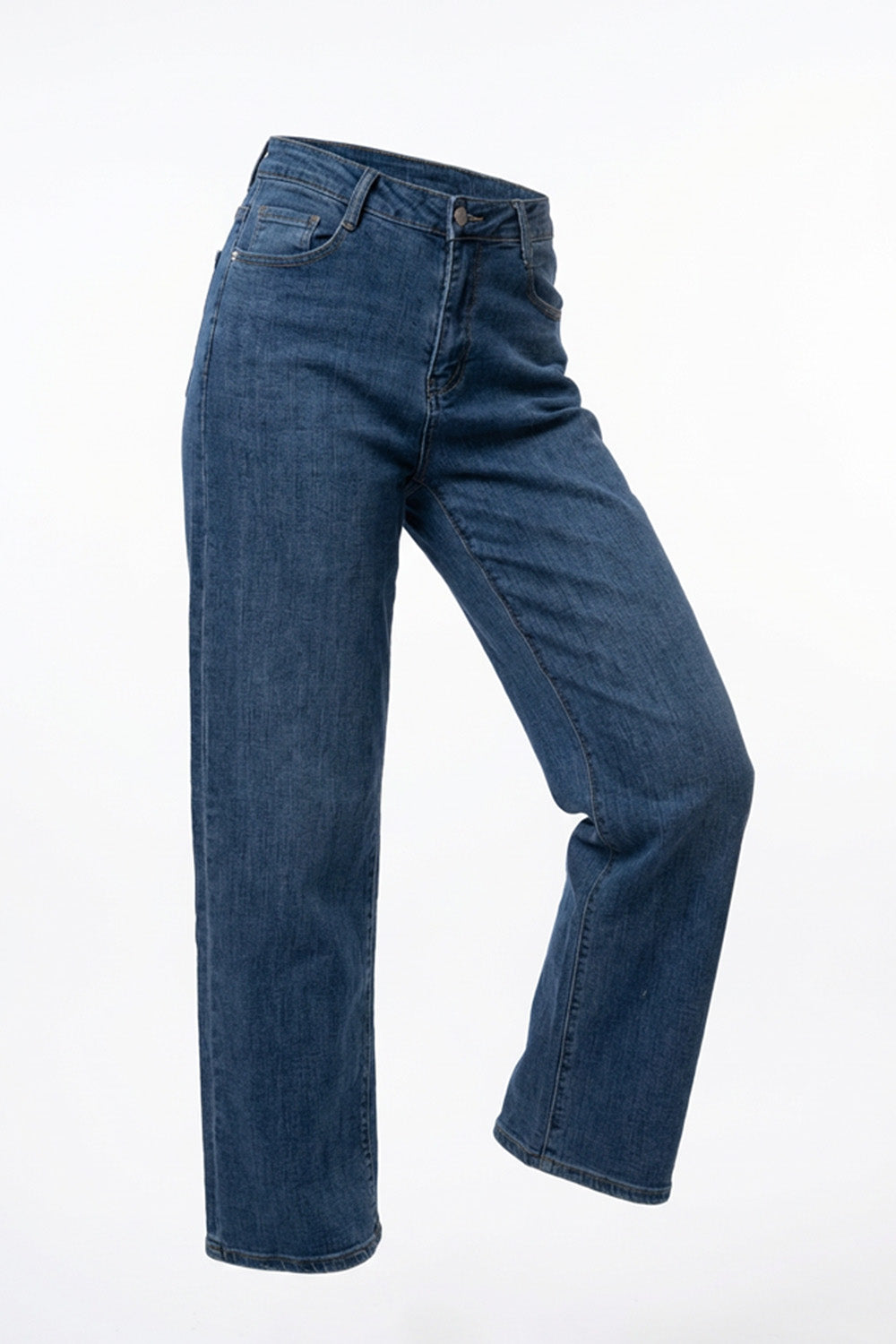 Γυναικείο μπλε τζιν παντελόνι σε ίσια γραμμή με κανονική μέση, φωτογραφημένο σε μοντέλο και σε λευκό φόντο.