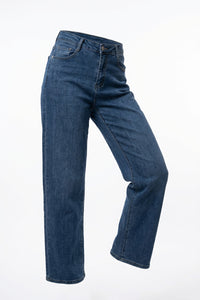 Γυναικείο μπλε τζιν παντελόνι σε ίσια γραμμή με κανονική μέση, φωτογραφημένο σε μοντέλο και σε λευκό φόντο.