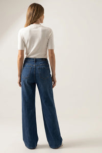 Γυναικείο μπλε τζιν παντελόνι σε ίσια γραμμή με κανονική μέση, φωτογραφημένο σε μοντέλο και σε λευκό φόντο.