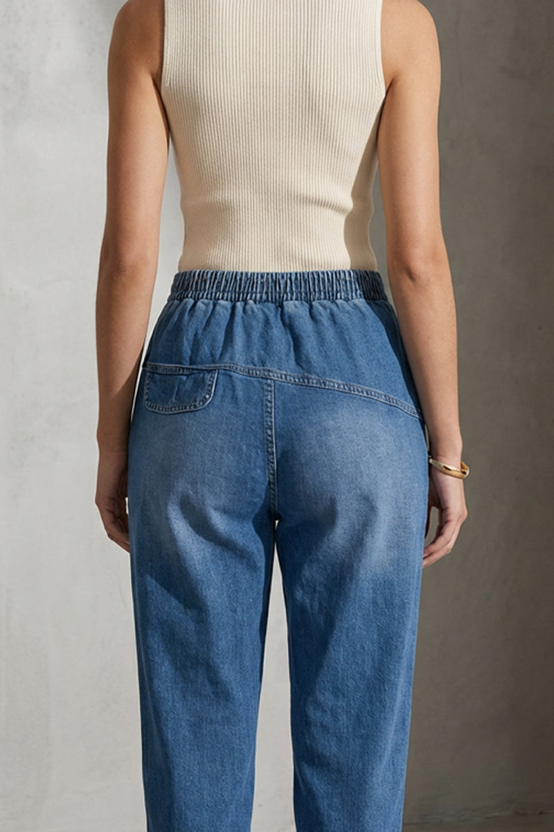 Τζιν παντελόνι jogger με λάστιχο στη μέση και κορδόνι σε ίσια γραμμή μπροστά και πίσω.