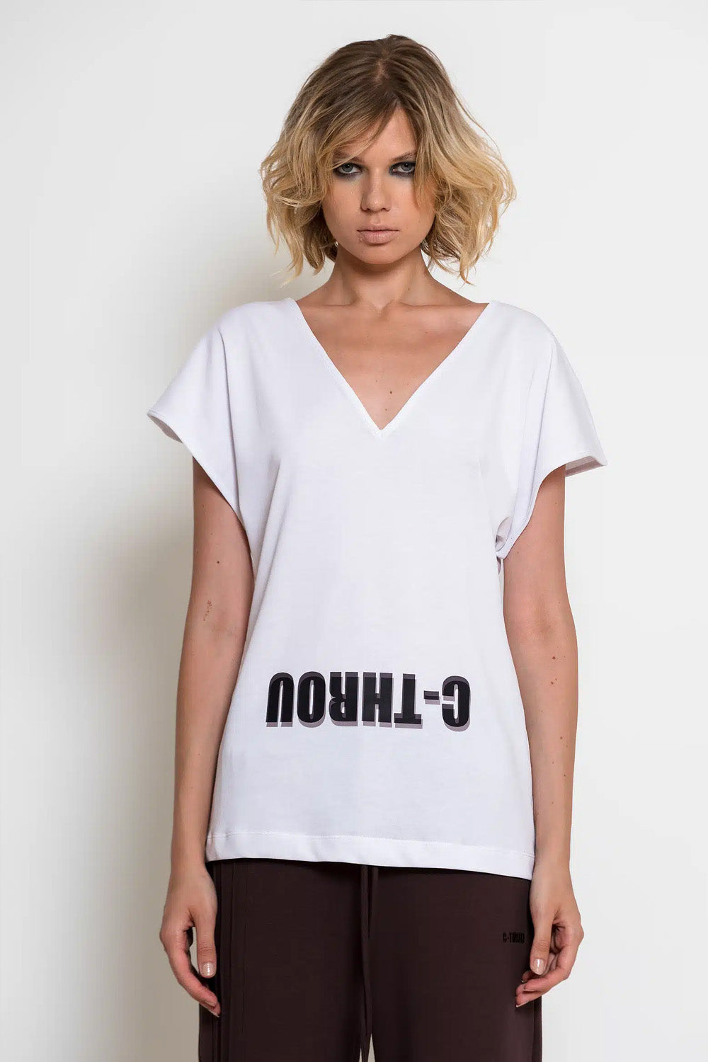 Γυναικείο λευκό T-shirt C-THROU με φαρδιά κοντά μανίκια, V λαιμόκοψη και λογότυπο μπροστά
