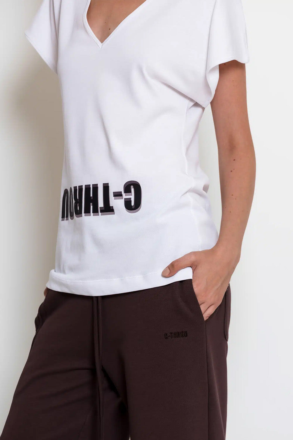 Γυναικείο λευκό T-shirt C-THROU με φαρδιά κοντά μανίκια, V λαιμόκοψη και λογότυπο μπροστά