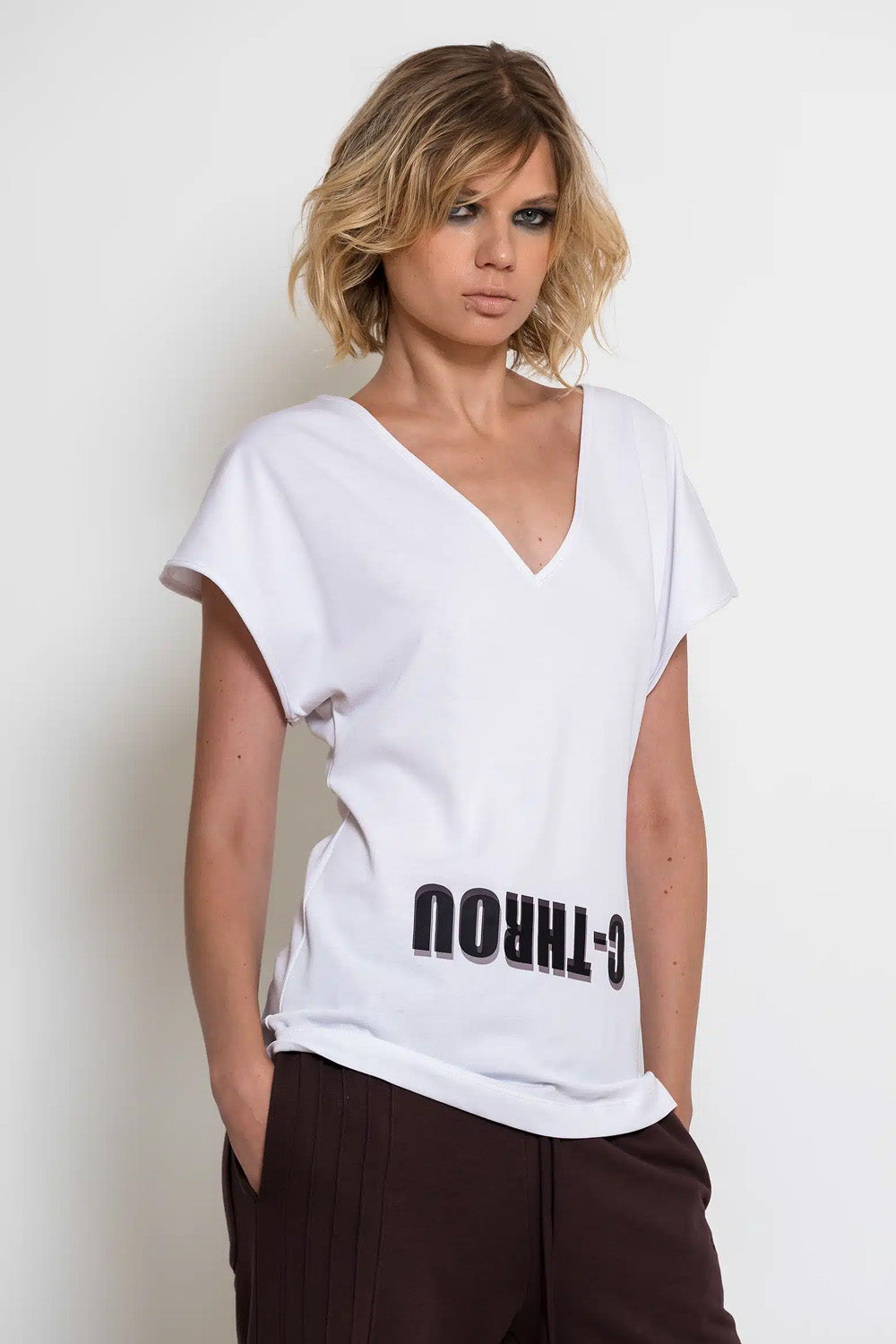 Γυναικείο λευκό T-shirt C-THROU με φαρδιά κοντά μανίκια, V λαιμόκοψη και λογότυπο μπροστά