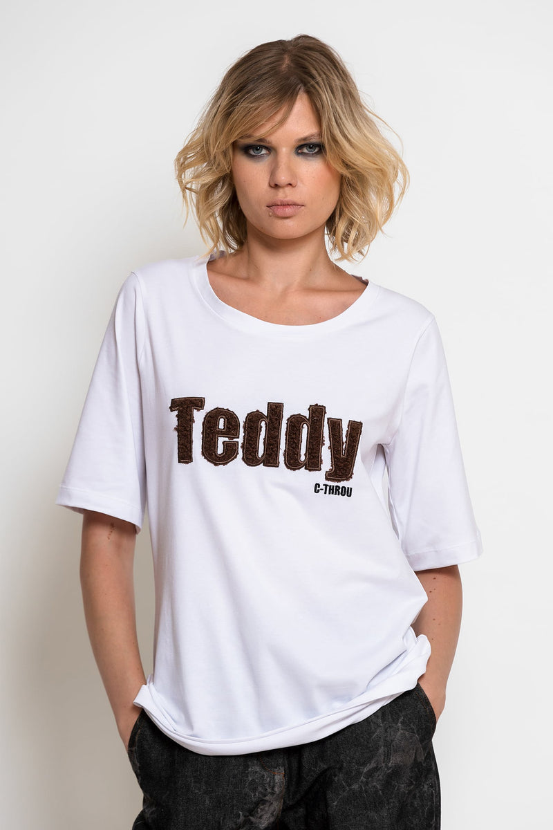 Λευκό βαμβακερό T-shirt C-THROU με καφέ απλικέ Teddy και άνετη γραμμή, πλάγια όψη.