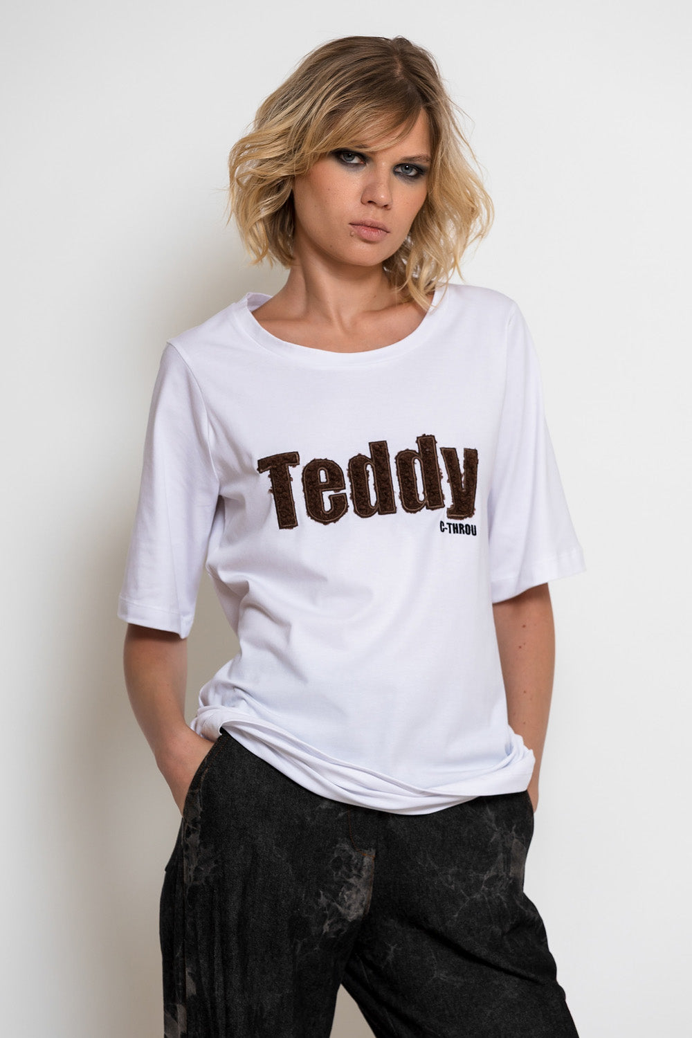 Λευκό βαμβακερό T-shirt C-THROU με καφέ απλικέ Teddy και άνετη γραμμή, πλάγια όψη.