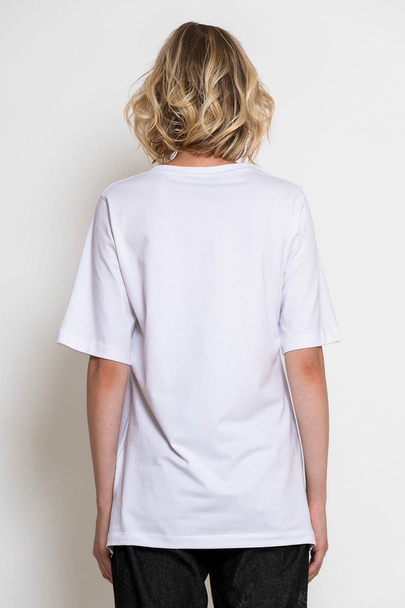 Λευκό βαμβακερό T-shirt C-THROU με καφέ απλικέ Teddy και άνετη γραμμή, πλάγια όψη.