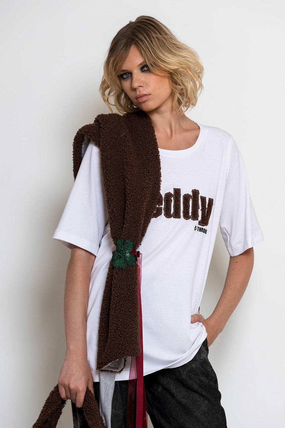 Λευκό βαμβακερό T-shirt C-THROU με καφέ απλικέ Teddy και άνετη γραμμή, πλάγια όψη.