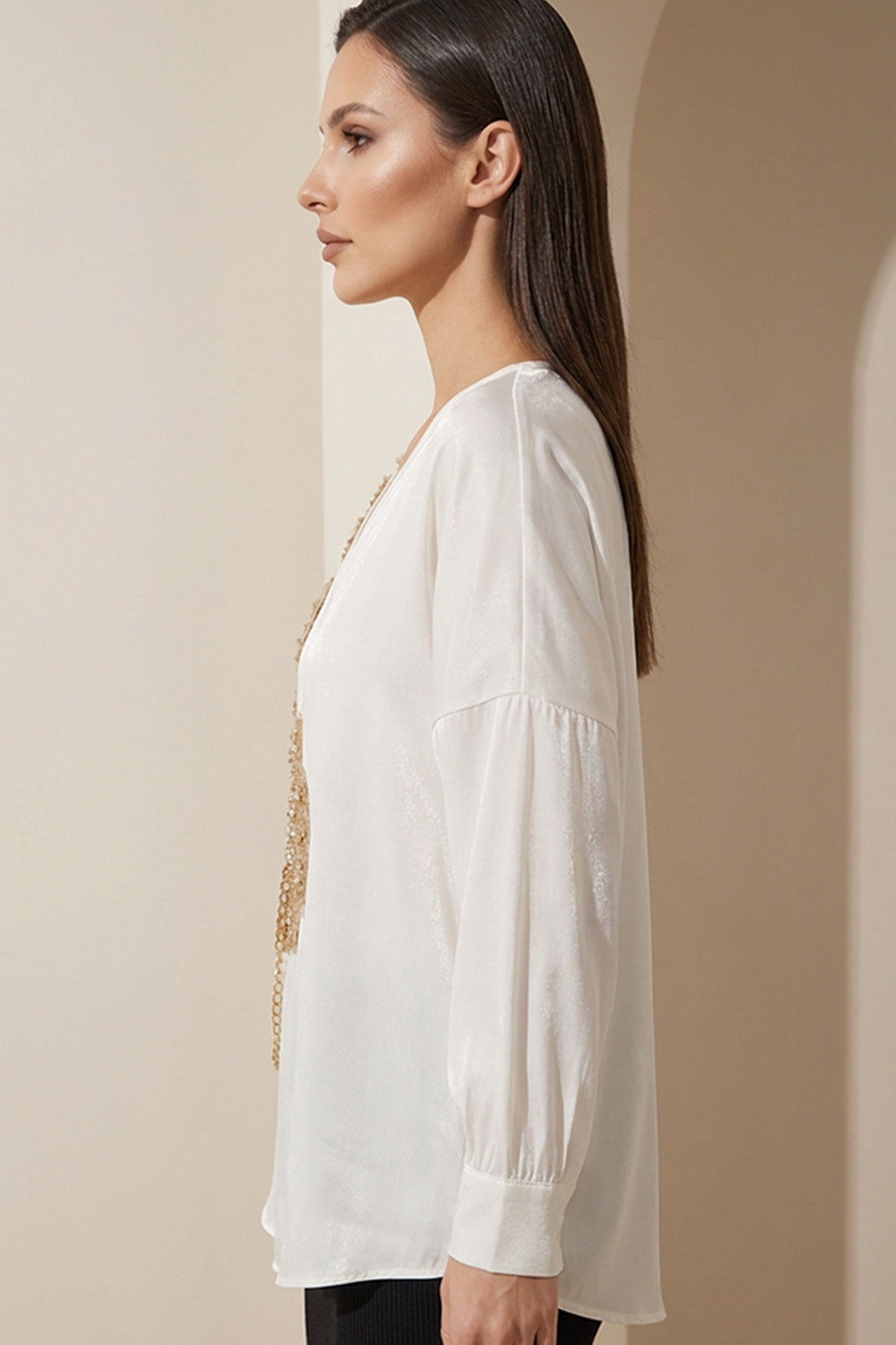 Εκρού βελούδινη μπλούζα με χρυσό κέντημα