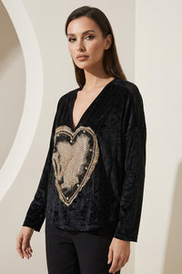 Μαύρη γυναικεία βελούδινη μπλούζα με διακοσμητική καρδιά και V λαιμό.