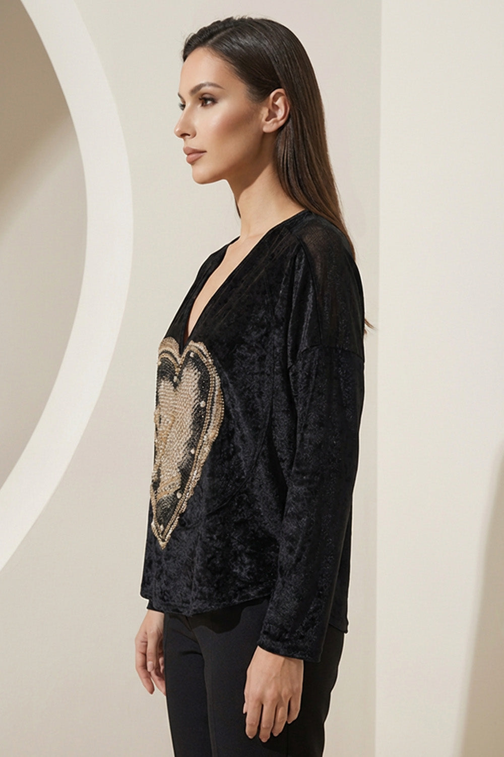 Μαύρη γυναικεία βελούδινη μπλούζα με διακοσμητική καρδιά και V λαιμό.