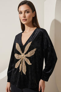 Μαύρη γυναικεία βελούδινη μπλούζα με χρυσό κεντημένο floral μοτίβο και V λαιμό.