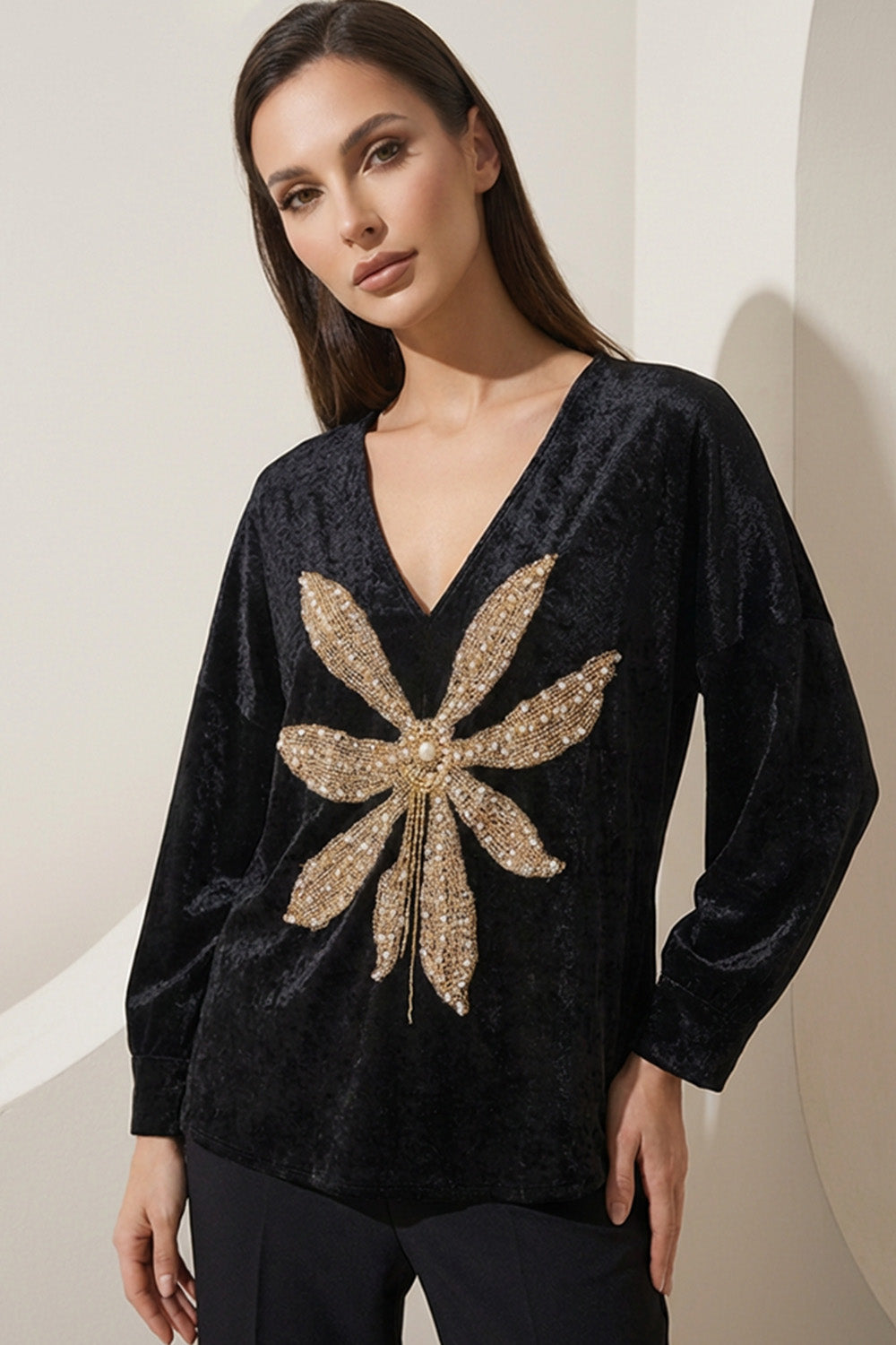 Μαύρη γυναικεία βελούδινη μπλούζα με χρυσό κεντημένο floral μοτίβο και V λαιμό.