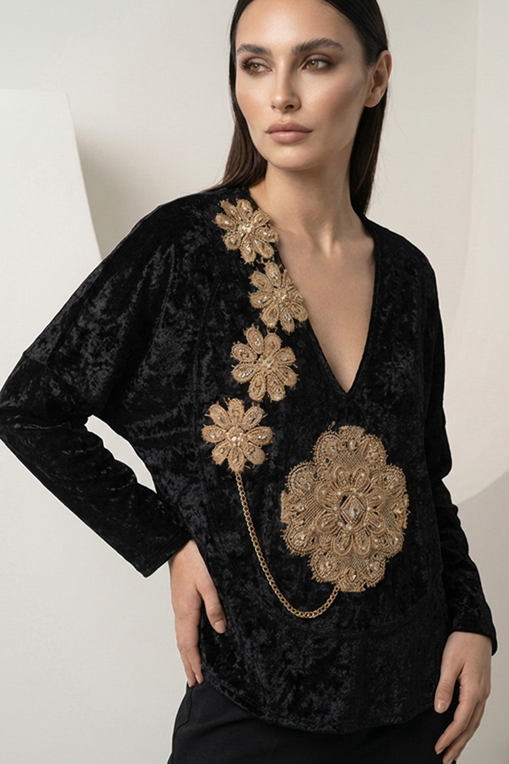 Μαύρη γυναικεία βελούδινη μπλούζα με χρυσό κέντημα και V λαιμό.