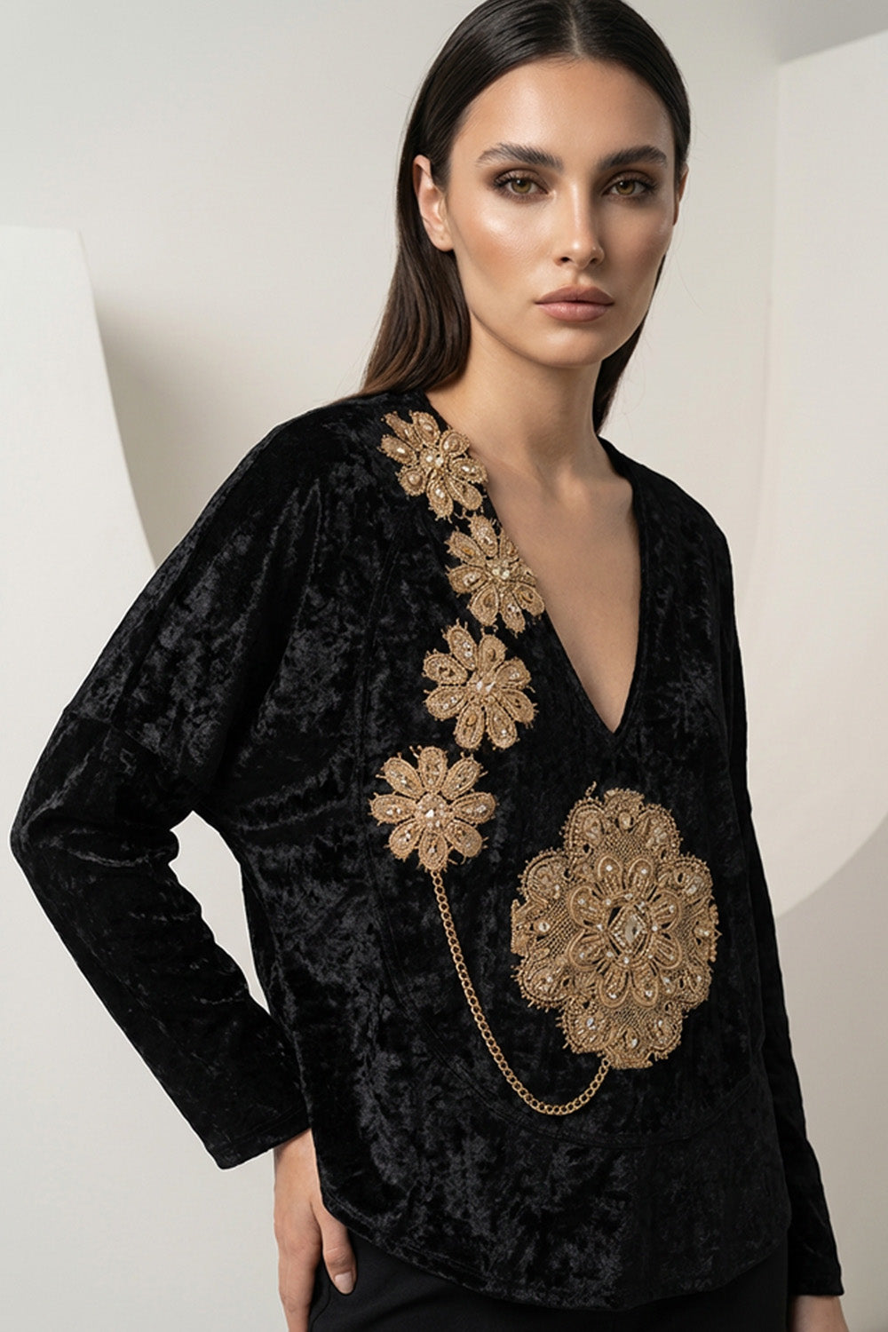 Μαύρη γυναικεία βελούδινη μπλούζα με χρυσό κέντημα και V λαιμό.