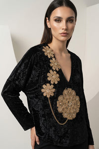 Μαύρη γυναικεία βελούδινη μπλούζα με χρυσό κέντημα και V λαιμό.