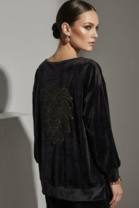 βελούδινη μπλούζα με V λαιμόκοψη και διακοσμητικό τύπωμα λιονταριού στην πλάτη, φορεμένη σε μοντέλο.