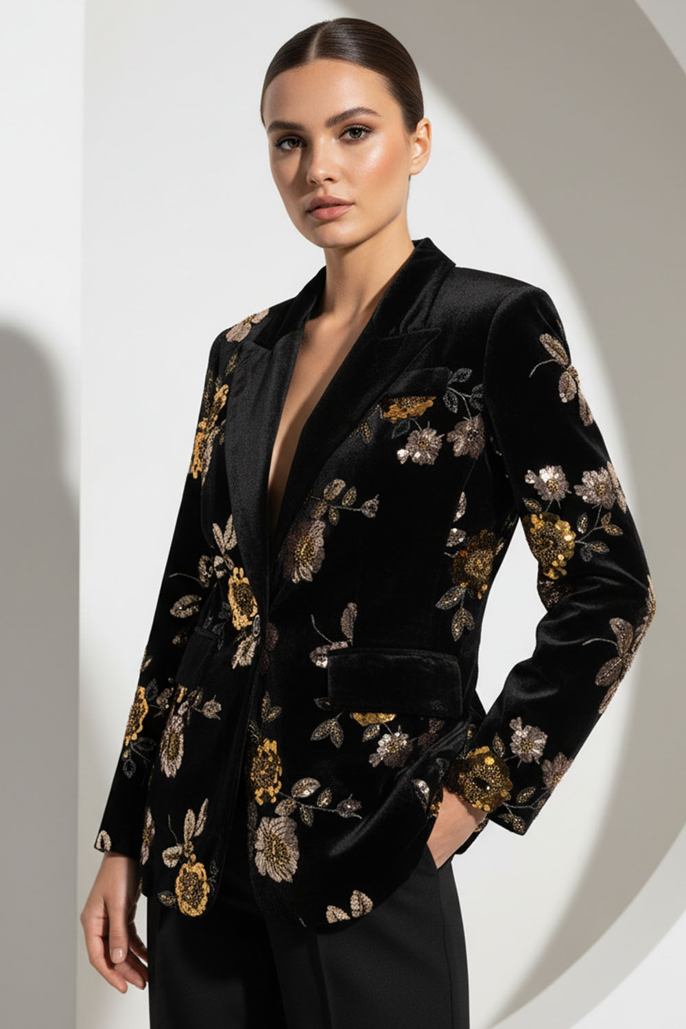 Βελούδινο σακάκι με χρυσές λεπτομέρειες