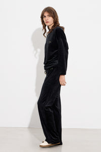 Μαύρο γυναικείο βελούδινο σετ με μακρυμάνικη μπλούζα και παντελόνι ίσιας γραμμής.
