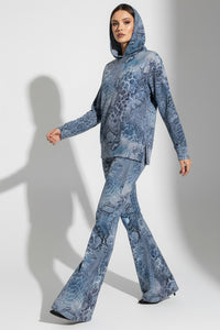 Set velvet snake print mple me koukoula kai panteloni kampana