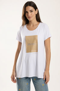 Λευκό γυναικείο T-shirt με κοντό μανίκι και χρυσό print Amazing στο μπροστινό μέρος