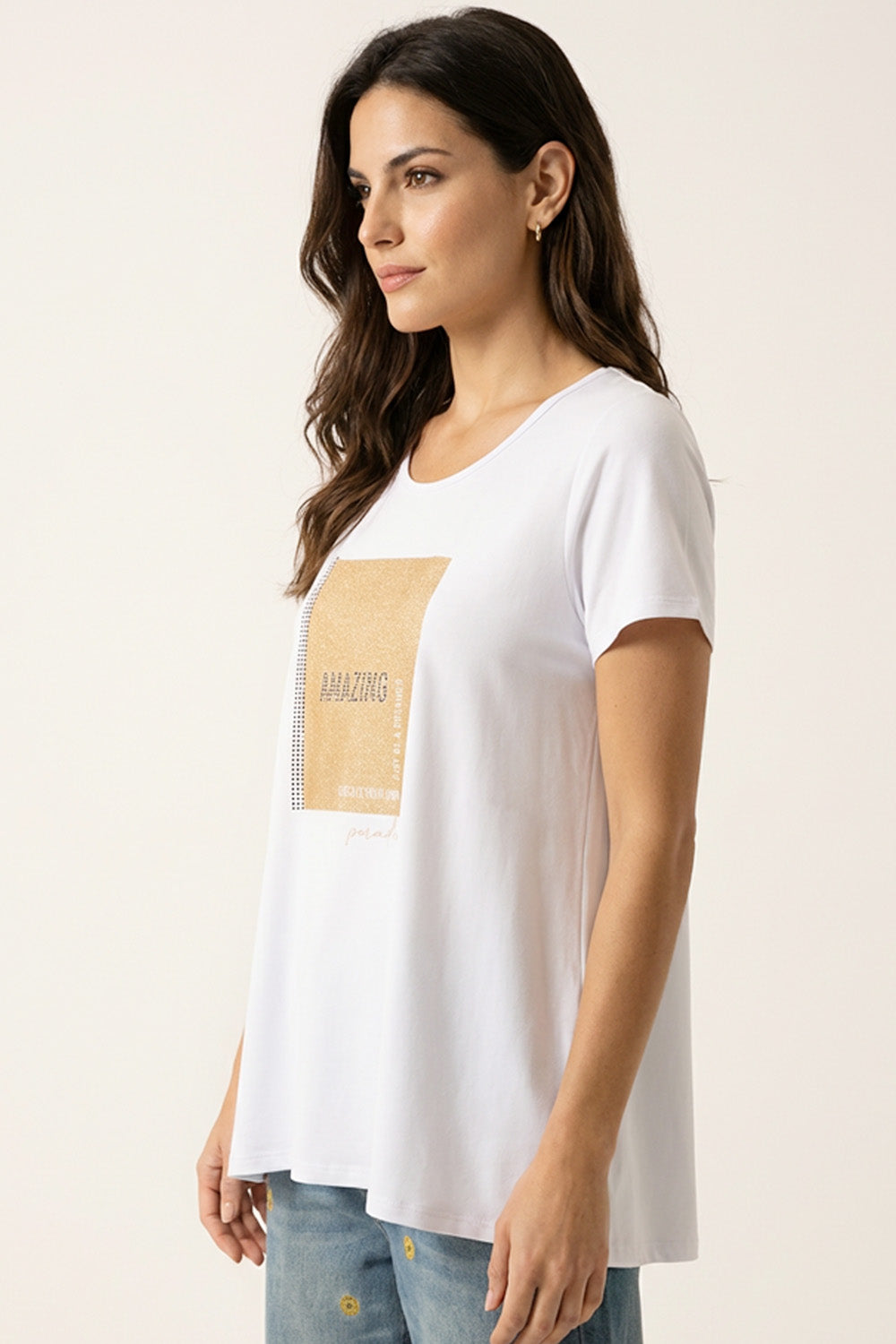 Λευκό γυναικείο T-shirt με κοντό μανίκι και χρυσό print Amazing στο μπροστινό μέρος