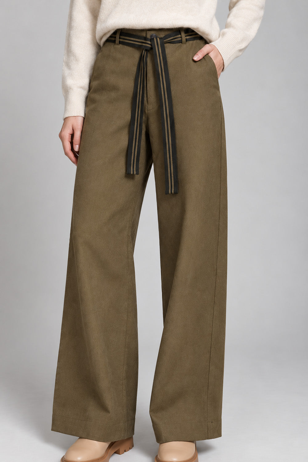 Γυναικείο χακί wide leg παντελόνι με ριγέ ζώνη και φαρδιά γραμμή