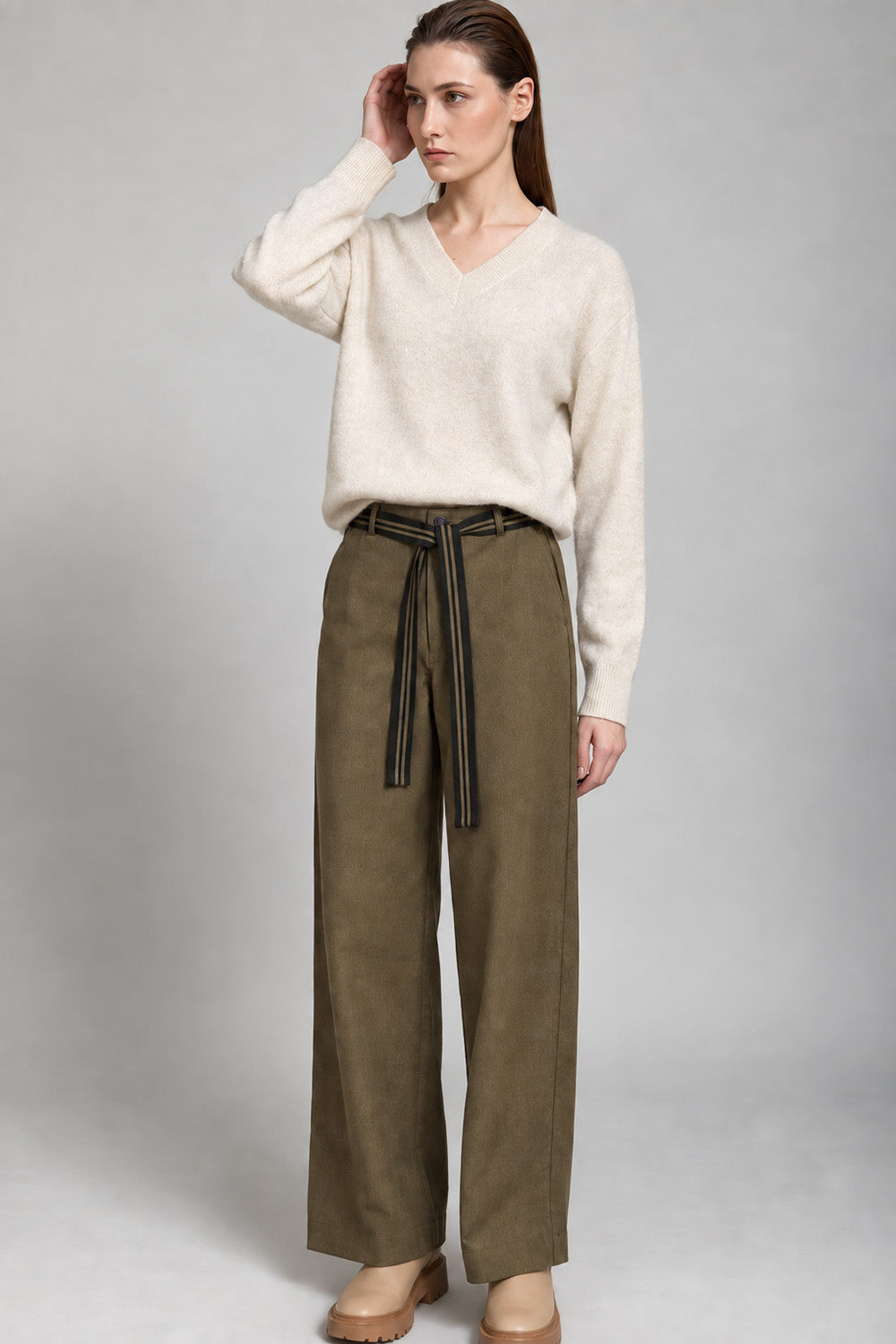 Γυναικείο χακί wide leg παντελόνι με ριγέ ζώνη και φαρδιά γραμμή