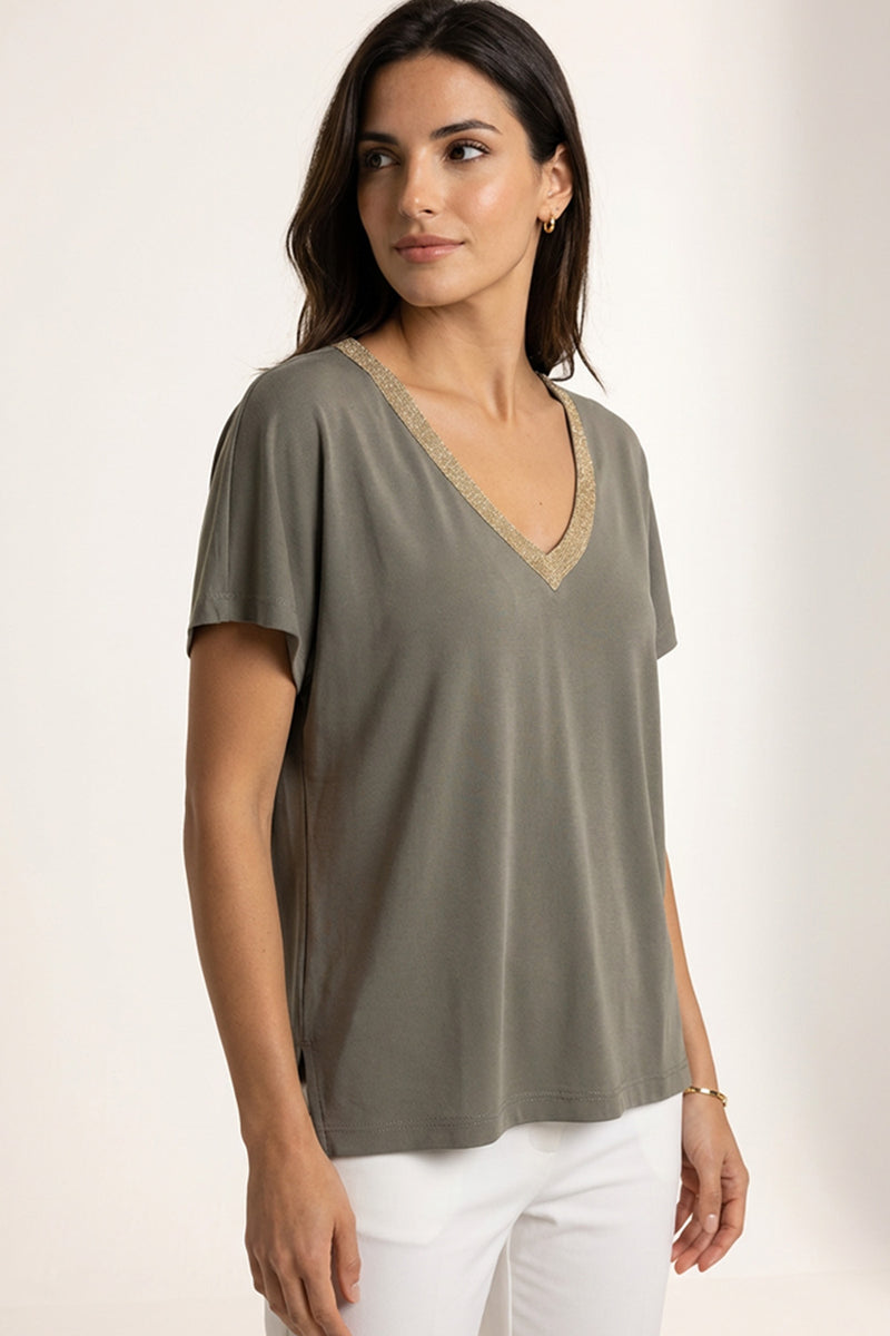 Χακί μπλούζα με V λαιμόκοψη και χρυσή λεπτομέρεια σε minimal γραμμή