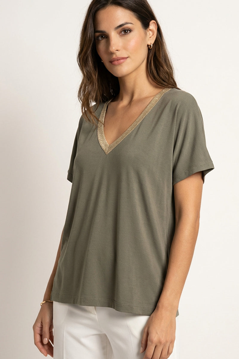 Χακί μπλούζα με V λαιμόκοψη και χρυσή λεπτομέρεια σε minimal γραμμή