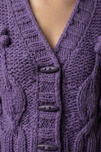 Χοντρή πλεκτή ζακέτα μωβ με ανάγλυφη πλέξη, V λαιμόκοψη και κουμπιά, σε άνετη γραμμή για χειμερινά σύνολα.