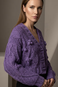 Χοντρή πλεκτή ζακέτα μωβ με ανάγλυφη πλέξη, V λαιμόκοψη και κουμπιά, σε άνετη γραμμή για χειμερινά σύνολα.