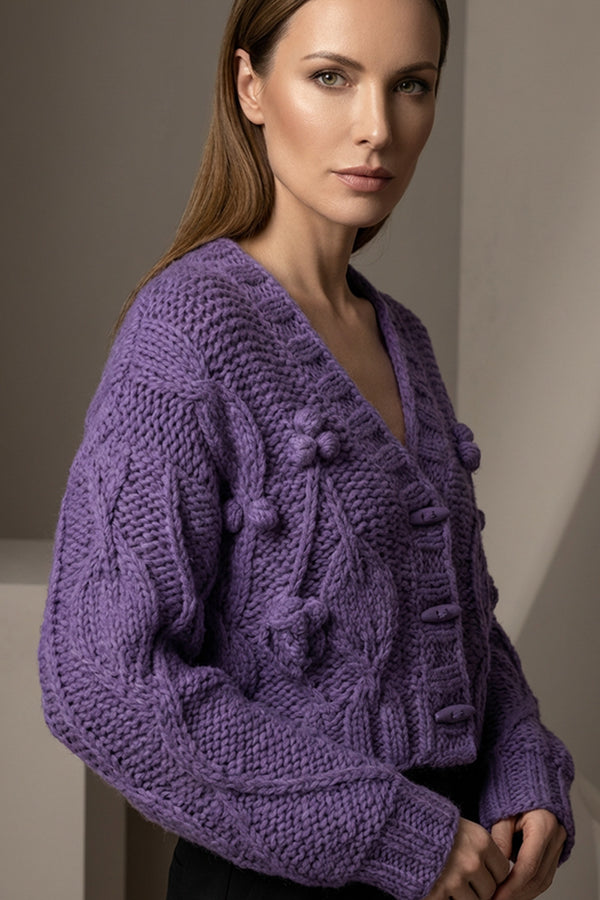 Χοντρή πλεκτή ζακέτα μωβ με ανάγλυφη πλέξη, V λαιμόκοψη και κουμπιά, σε άνετη γραμμή για χειμερινά σύνολα.