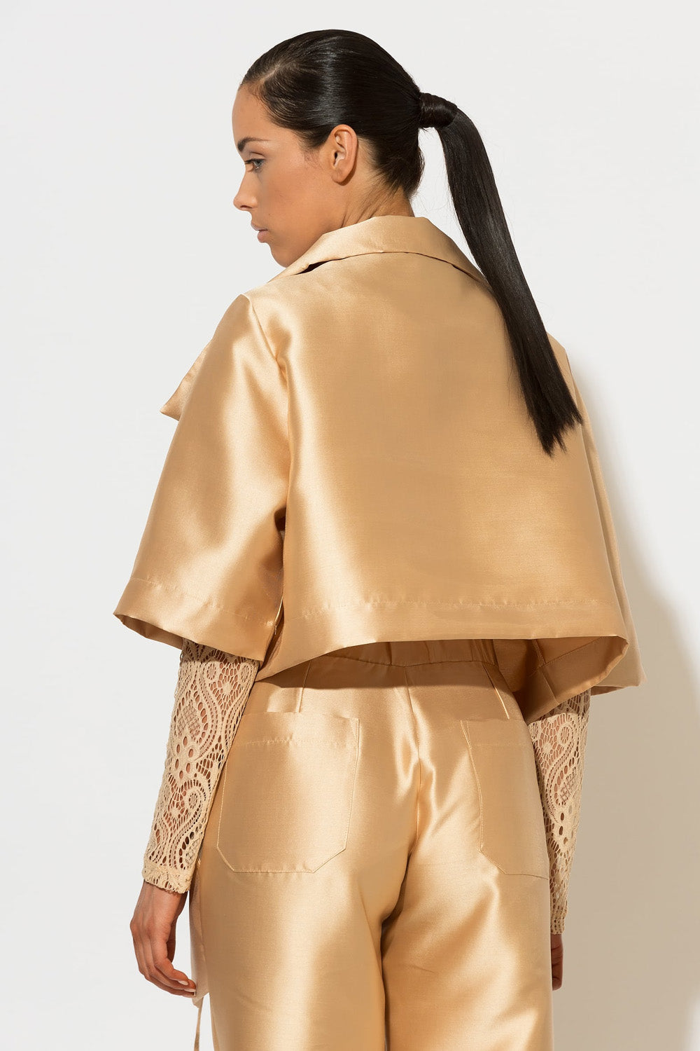 Γυναικείο χρυσό μπολερό σακάκι από ταφτά με oversized γιακά και cropped γραμμή