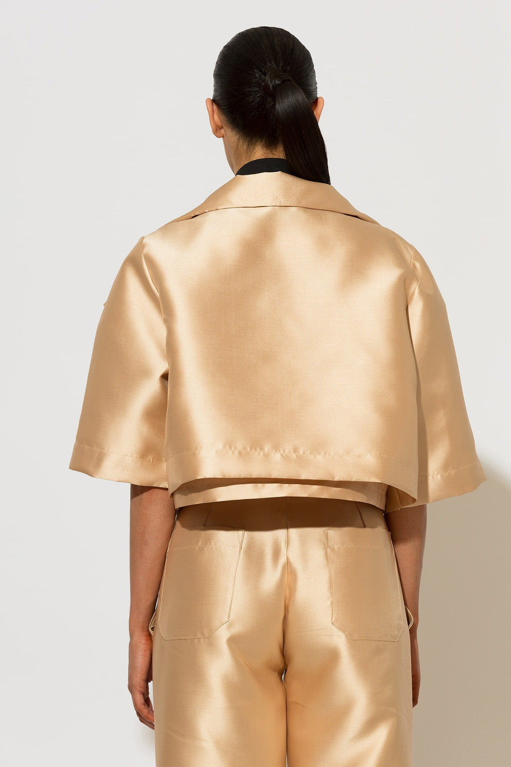 Γυναικείο χρυσό μπολερό σακάκι από ταφτά με oversized γιακά και cropped γραμμή